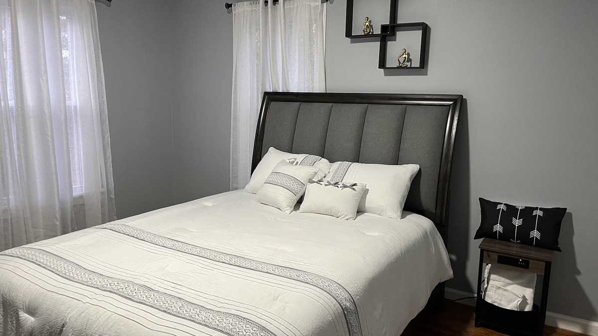 Springfield House | Upscaled Quiet Neighborhood- Modern 3 BDRM