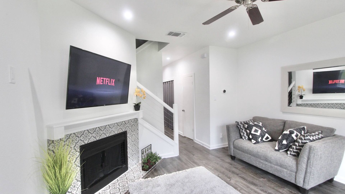 Blossoms Park House | Upscaled townhome near airport