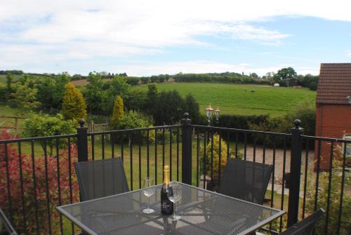Newark upon Trent House | UPSIDE DOWN HOUSE - Sleeps up to 6 Guests - Great for Family and Friends Gatherings,Corporate events ,Near Sherwood Forest at Fairview Farm in Nottingham set in 88 acres