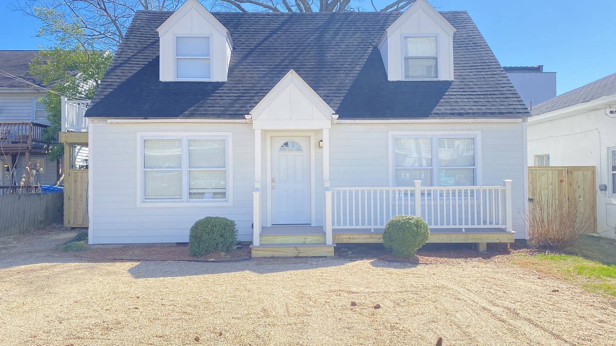 Northeast Virginia Beach House | Upstairs 1BR Beach Apartment in the Heart of the Vibe District - 5 Minute Stroll to Beach (508B)
