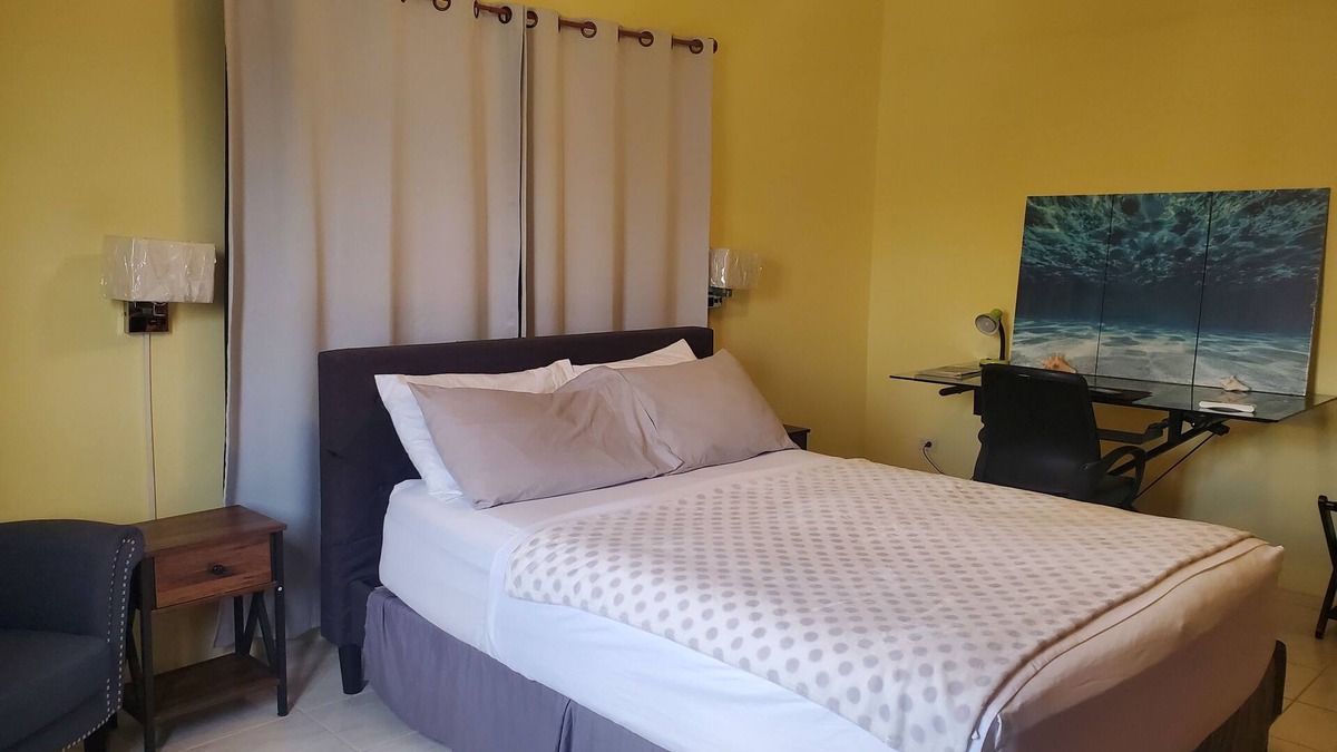 Island Harbour Apartment | Upstairs 2 bedroom apartment- 5 mins from the beach