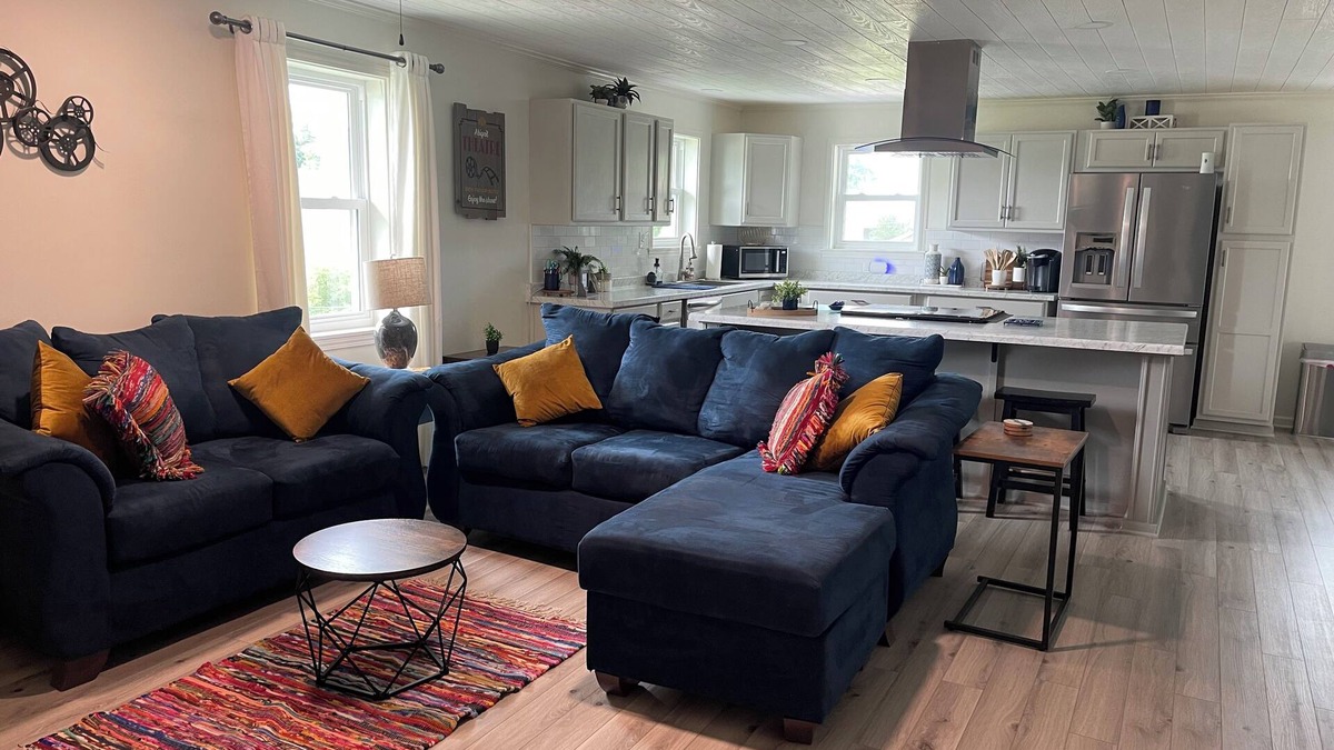 New Iberia Apartment | Upstairs 2 bedroom private apartment in New Iberia Great location!