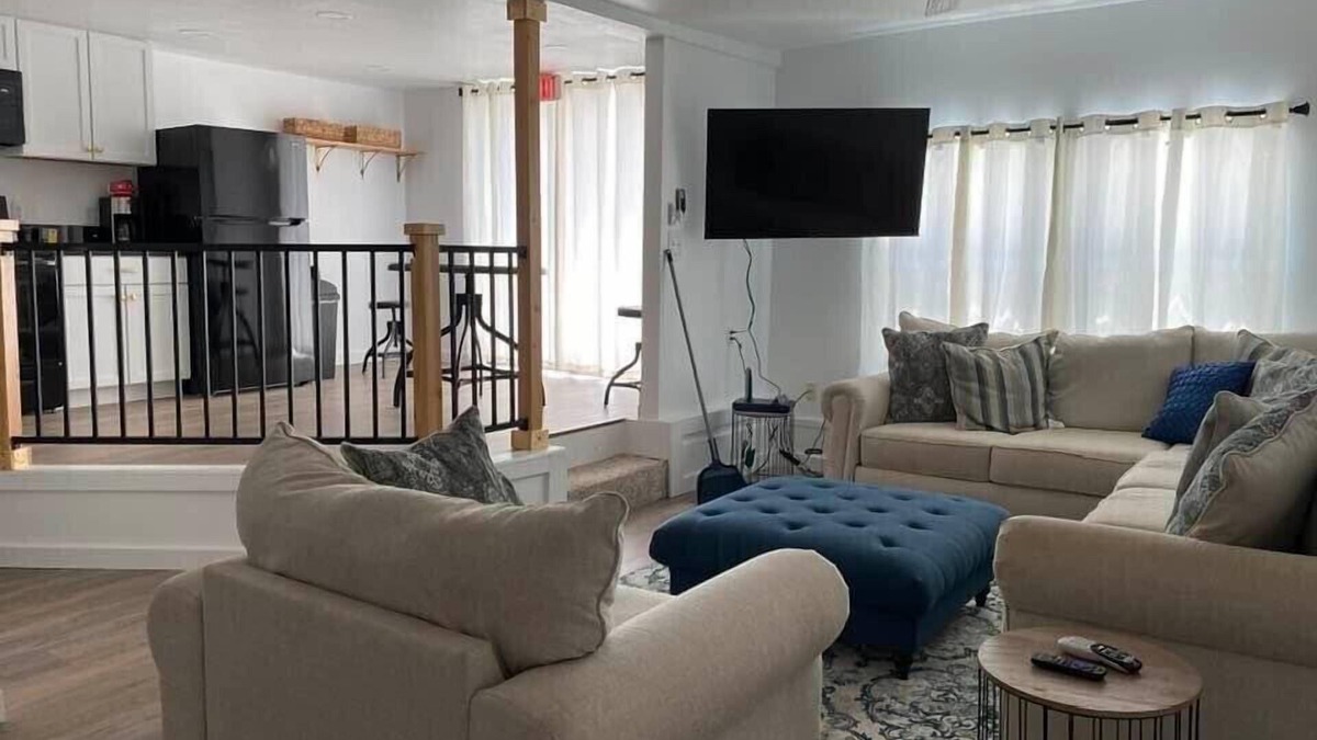 Chandler Apartment | Upstairs Apartment On Rout 66. 1 story above Historic Chandler, OK.