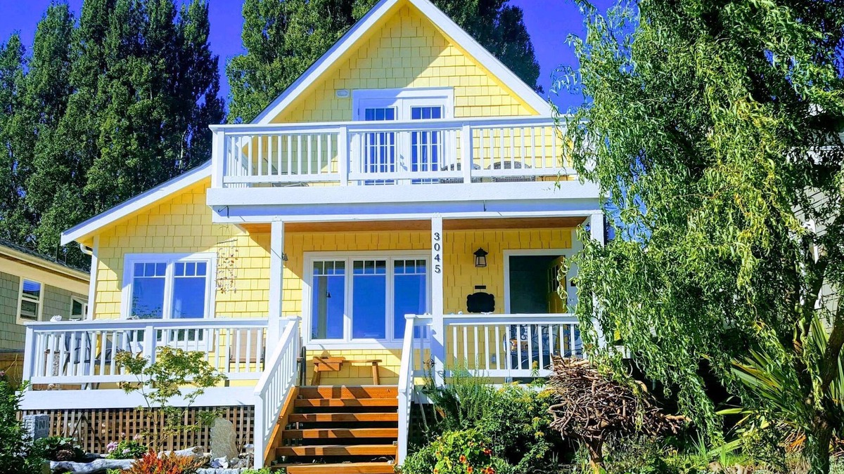 Alki House | UPSTAIRS Apt, Alki beach, historic, UPSTAIRS, Newly rebuilt, AC, W/D, fast wifi