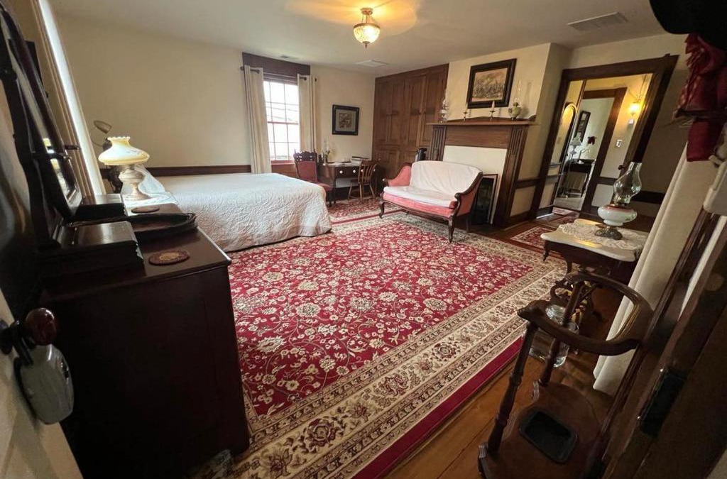 Beverly Apartment | Upstairs Historic 1 Bedroom 1 Bath Suite with Mini-Kitchen, Porch & River Views