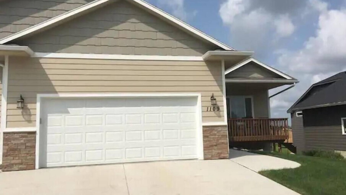Sioux Falls Apartment | Upstairs of a newer ranch style home. Owner resides in locked off basement.