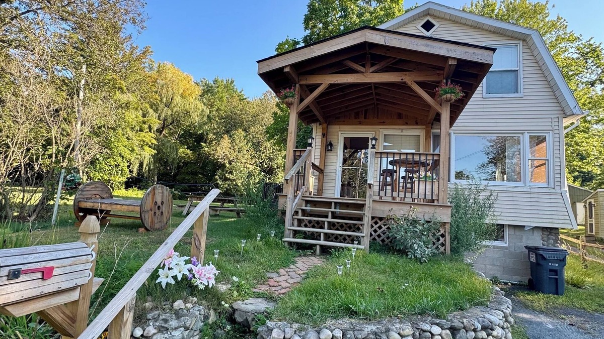 Nassau Cottage | Upstate Lake house Retreat- very cozy, stunning views & exquisitely clean