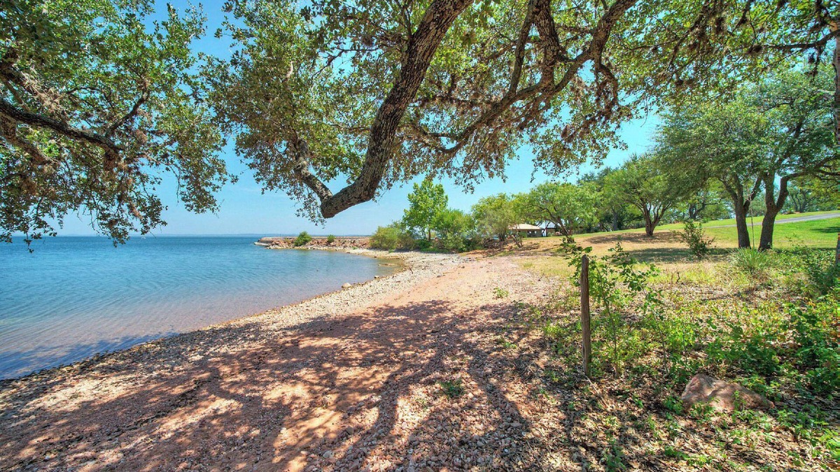Buchanan Dam House | Upstay -10 Waterfront Mansion with Jetty
