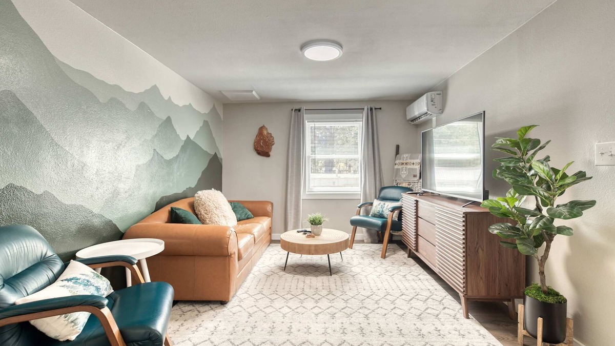 Depot Bench Apartment | Uptown 2 bedroom flat near Train Depot