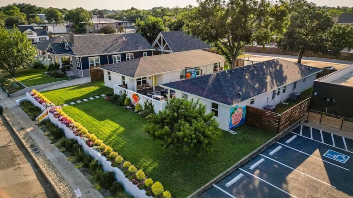 Austin Ave. House | Uptown Peach ~ Boutique Hotel near Magnolia + BU