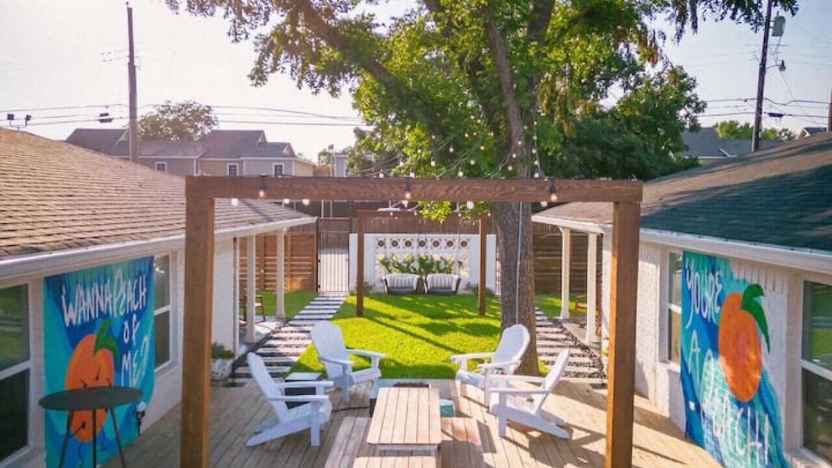 Austin Ave. Condo | Uptown Peach ~Suite Minutes from Magnolia & Baylor
