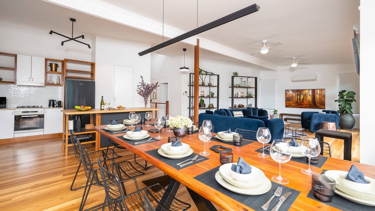 Bomaderry House | Uralla House - Urban Bush Retreat, centrally located with 2 Master Bedrooms