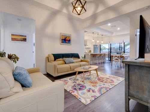 Urangan House | Urangan Family Friendly home with views, wifi, wine