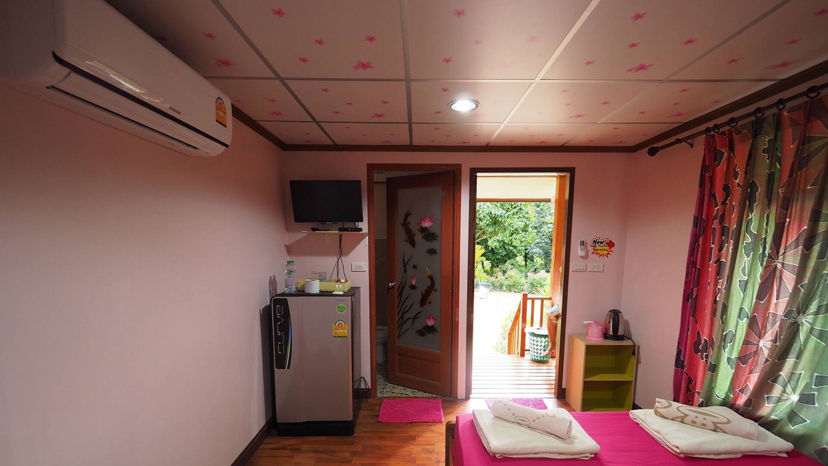 Lan Saka Hotel | Urawadee Homestay Khiri Wong
