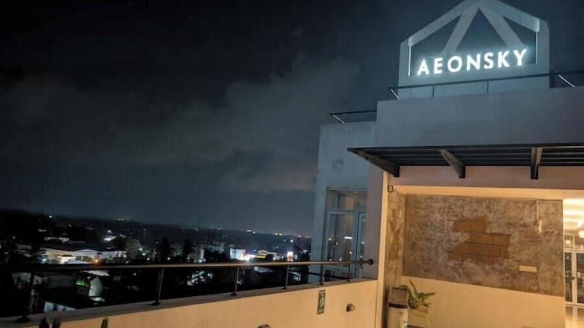 Negombo Apartment | Urban 3BR Apt Hi-Speed Wi-Fi Roof Top Pool & Gym