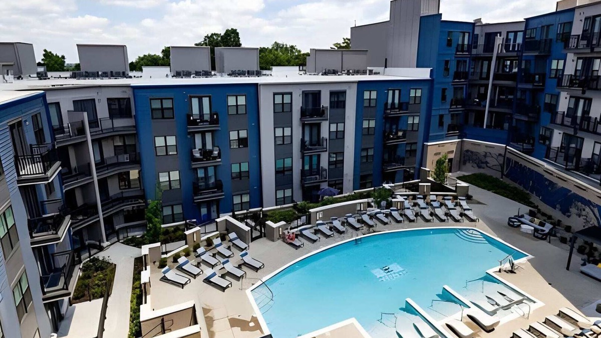 East Walnut HIlls Apartment | Urban apartment with pool and parking