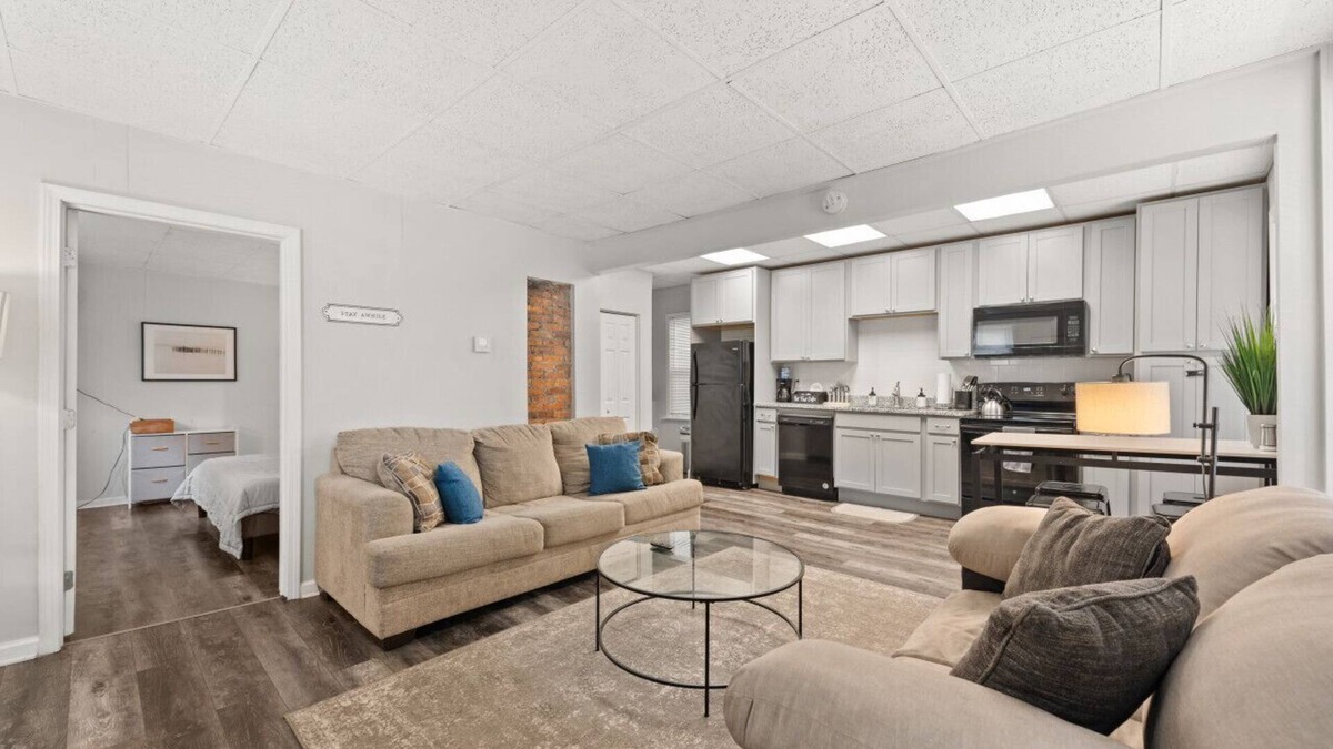 Detroit - Shoreway House | Urban Art Escape in Gordon Sq. W/King Size Bed