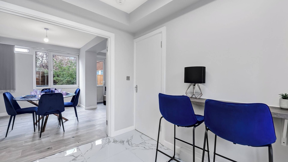 Hackney Wick Apartment | Urban Chic Getaway: 4-BR with an Outdoor Haven