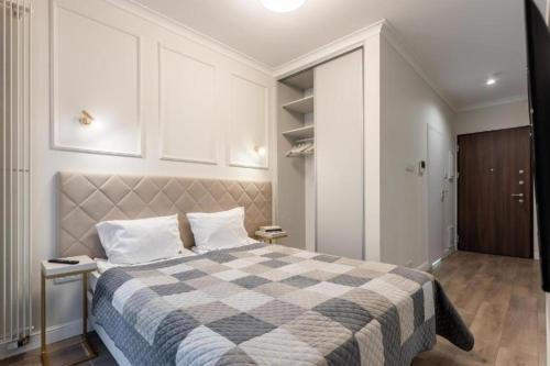 Mirow Apartment | Urban Chic - Luxury Warsaw Stays -10 People- Mennica Residence