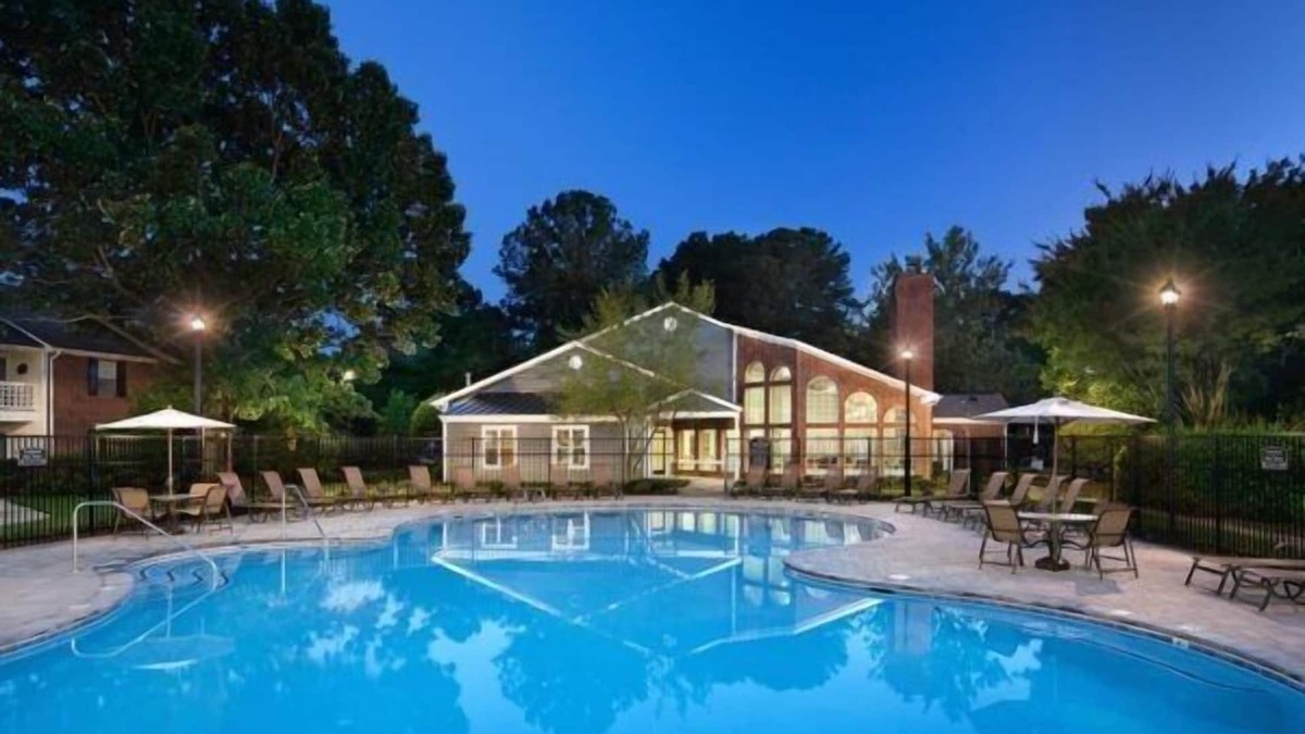 Coliseum Central Apartment | Urban Chic Modern Living I w/d I Parking I Pool