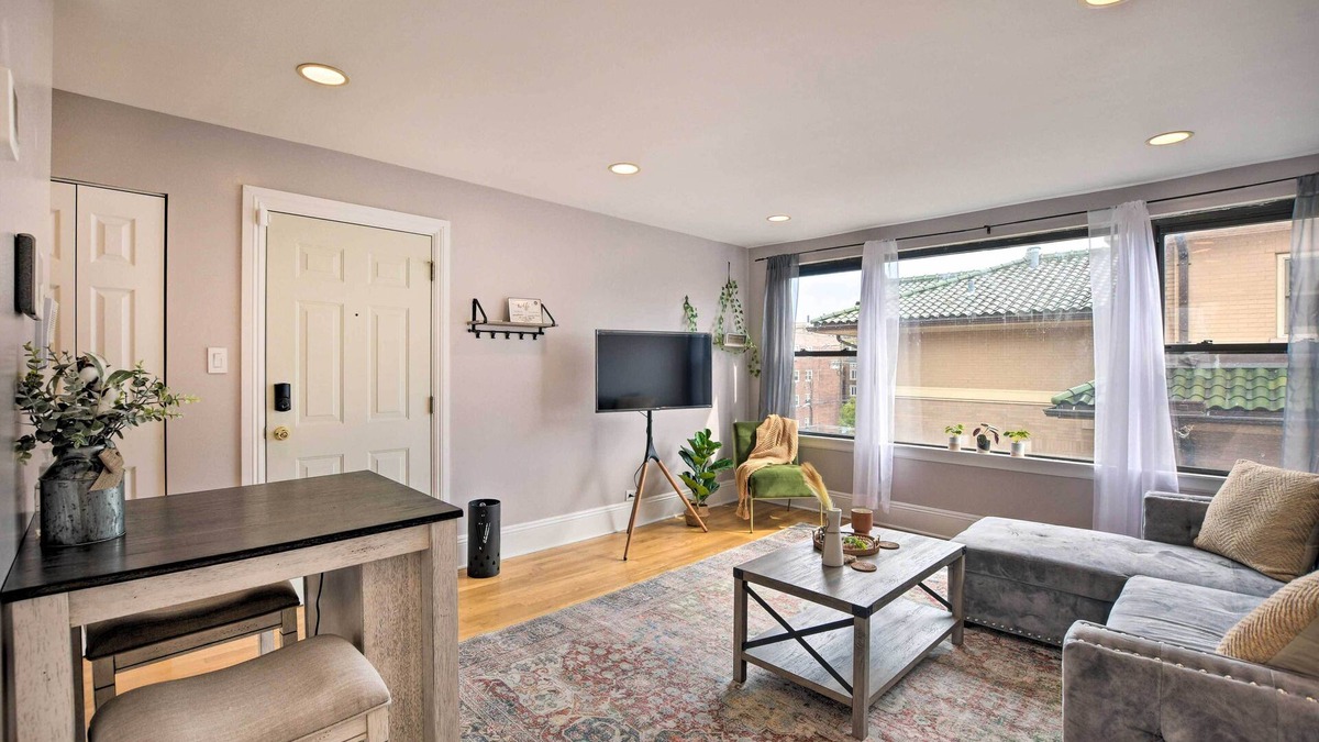 Rogers Park Condo | Urban Chicago Escape ~ 1 Mi to Local Beaches!