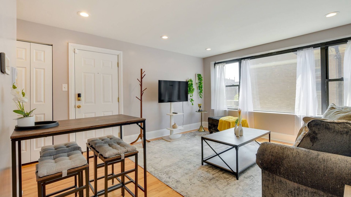 Rogers Park Condo | Urban Chicago Vacation Rental Condo Near Beach!