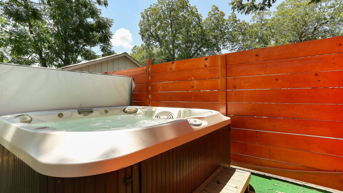 Southside House | Urban Chicken Relic with Hot Tub