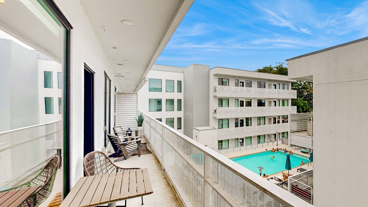 Edgehill Condo | Urban Condo with Balcony, W/D, Central AC, Seasonal Pool, & Gym