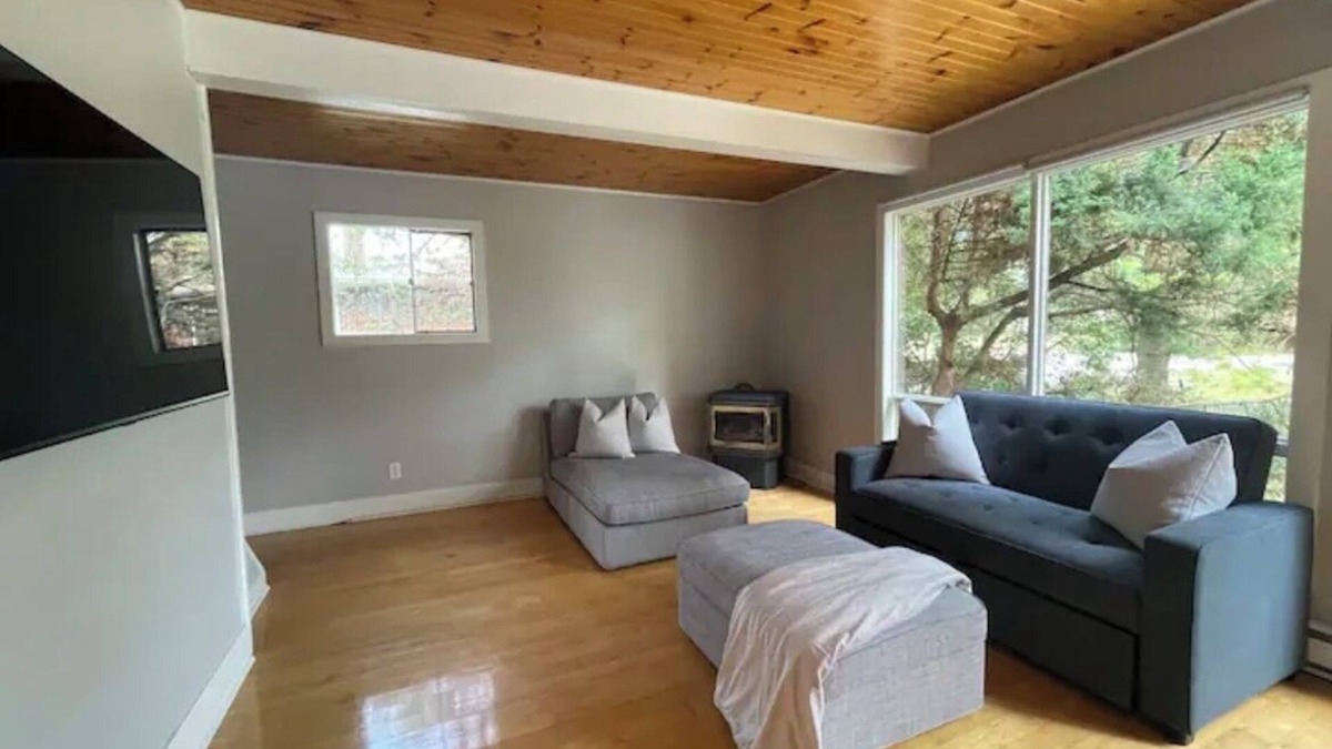 Kingston House | Urban Cottage Style House - Close to lake/University