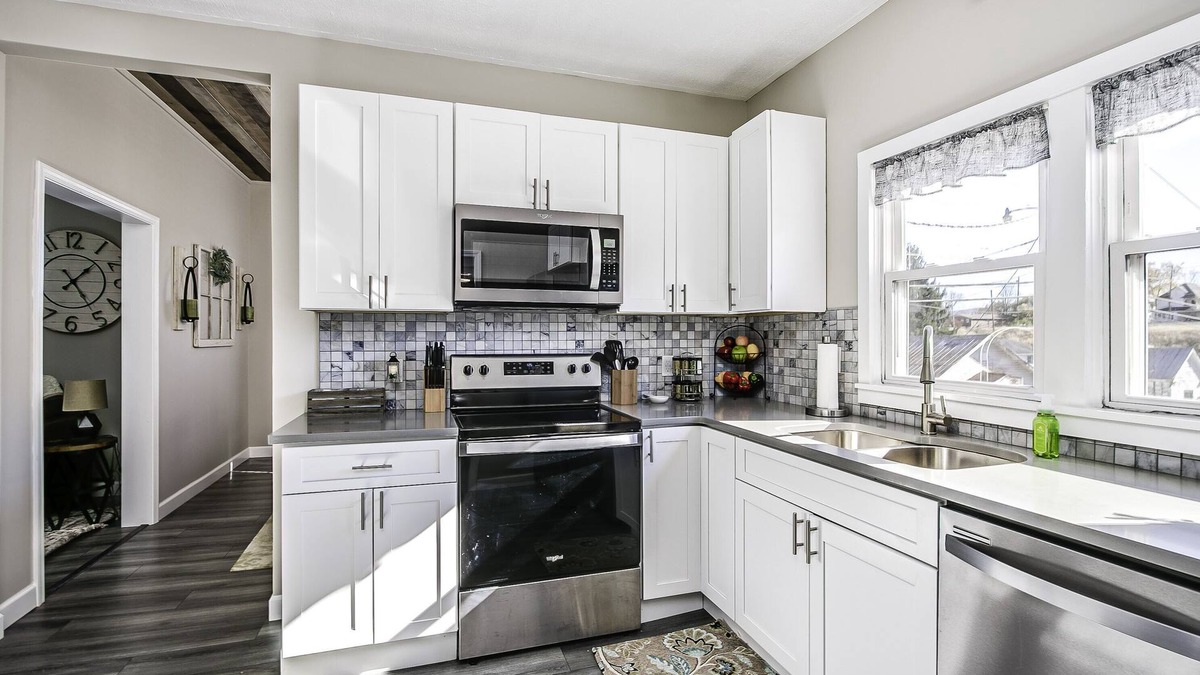 Bristol House | Urban Elegance: Discover Your Perfect Retreat in Vibrant Downtown Bristol!