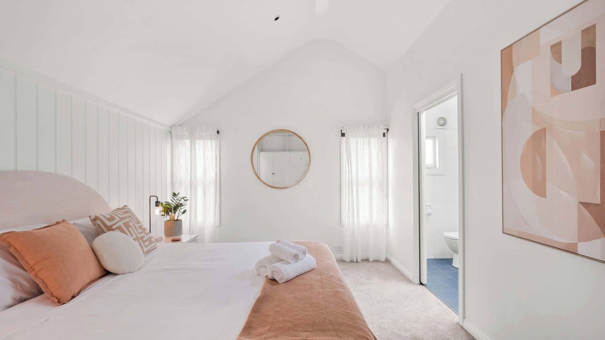 Alexandria House | Urban Elegance in Alexandria with Parking
