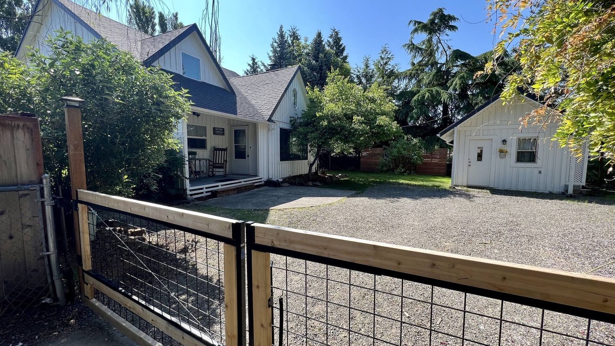 Vancouver House | Urban Farmhouse; Remodeled, Fenced, Pet Friendly