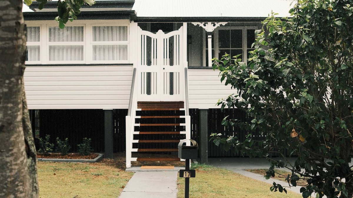 Booval House | Urban Getaway Colonial 6 beds 2 bath, aircon, pet, family
