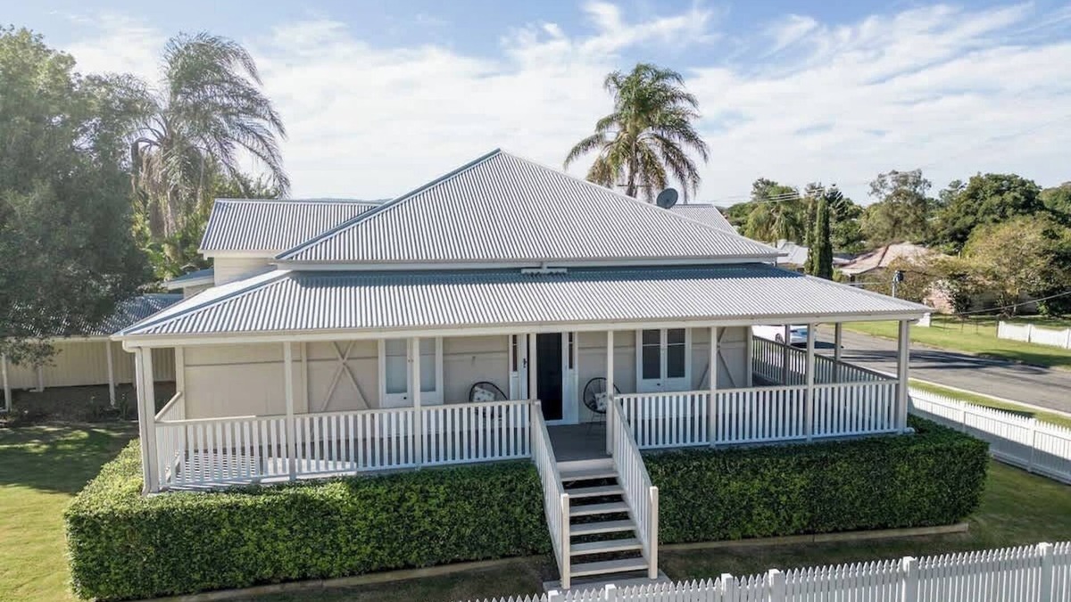Newtown House | Urban Getaway Queenslander close to Willowbank!