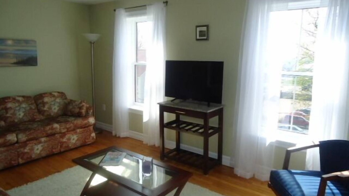 Queens Square Apartment | Urban Heritage Suite In The Heart Of Historic Olde Charlottetown