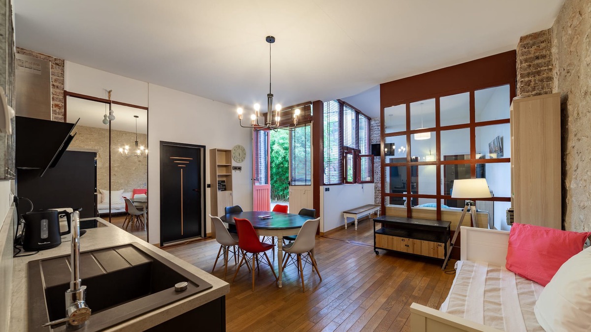 Blois Cottage | Urban loft with all comforts-Pool & Jacuzzi in summer-Accueil Vélos Motos