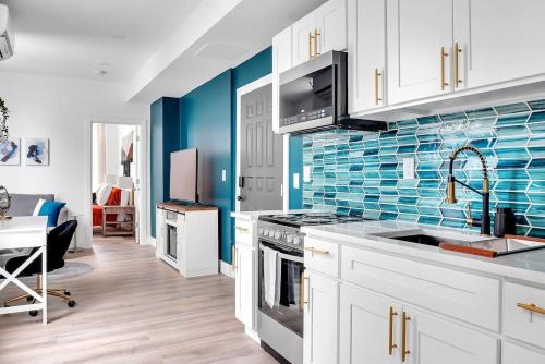 Seward Place Apartment | Urban Nest #2 Vibrant suite downtown by Proctors