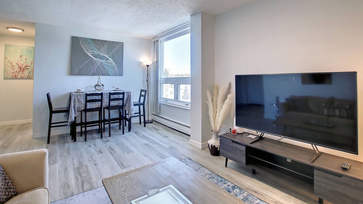 Kensington Apartment | URBAN NEST Entire Cozy condo in trendy Kensington