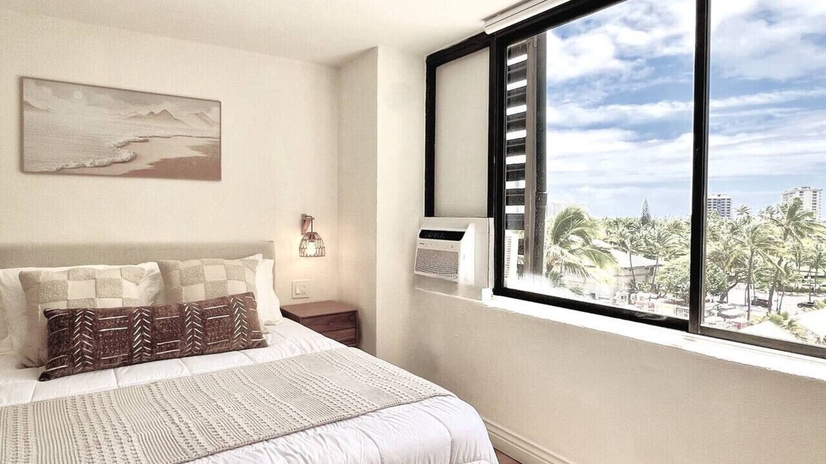 Waikiki Apartment | Urban Oasis: A Sleek Waikiki Getaway