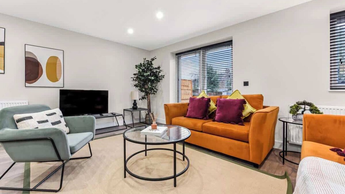 Harrow House | Urban Oasis: Chic 4BR Stay Perfect for Big Groups