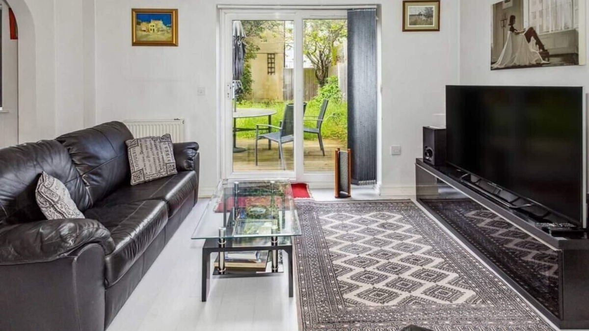 Waltham Abbey House | Urban Oasis - Modern 2B/2B Retreat Near Nature
