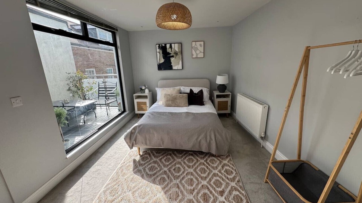 Wokingham Apartment | Urban Oasis with parking