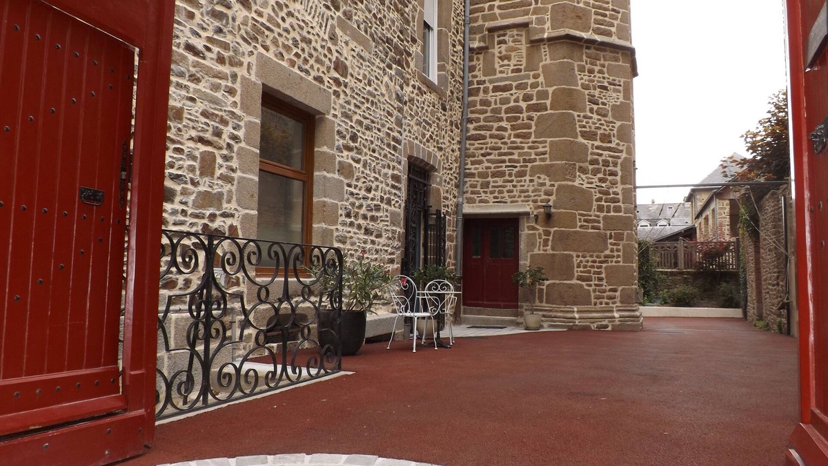 Centre ville - Urbanistes Apartment | Urban premium ground floor cottage for 2-6 pers historic Fougeres, Label House of Fr.