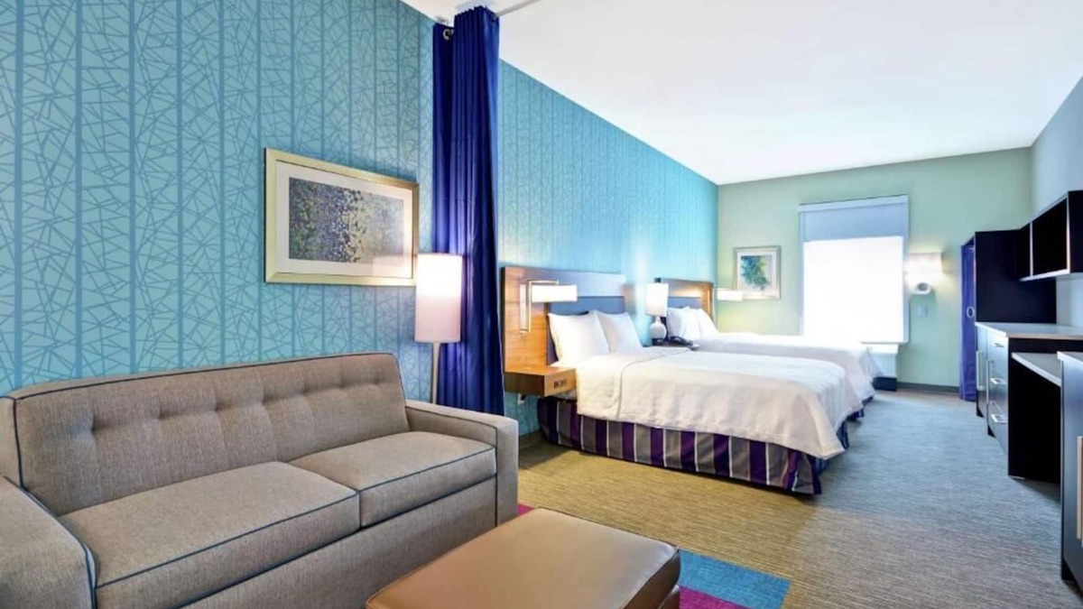 Ferry Pass Hotel | Urban Retreat! BBQ Facilities, Onsite Pool, Pets Allowed, Near Five Flags!