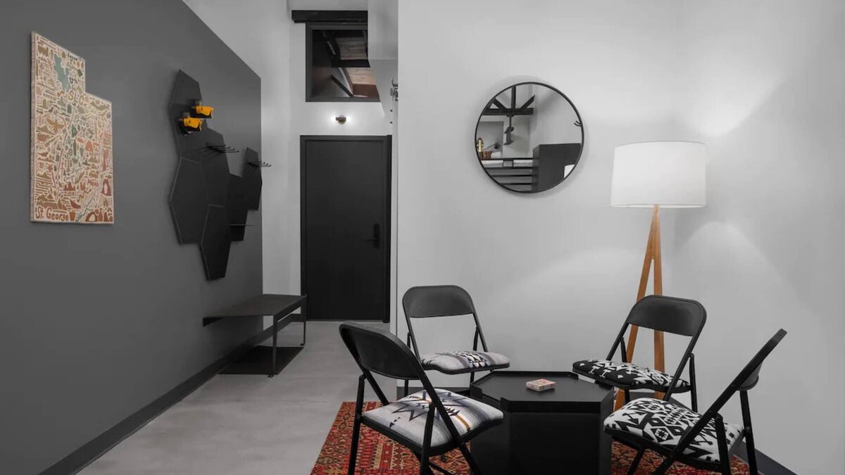 People's Freeway Hotel | Urban Retreat, evo Charm, Close to Outdoor Activities, Dogs Are Welcome!