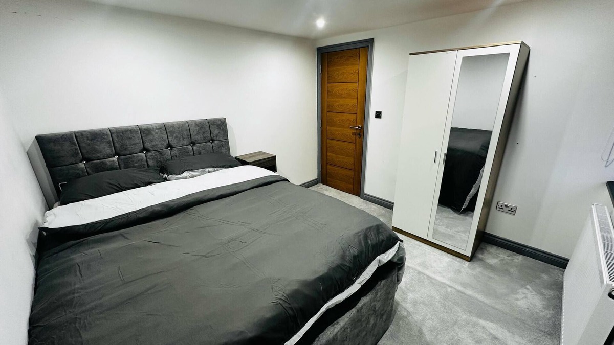 Broadheath House | Urban Retreat-Near MCR Airport
