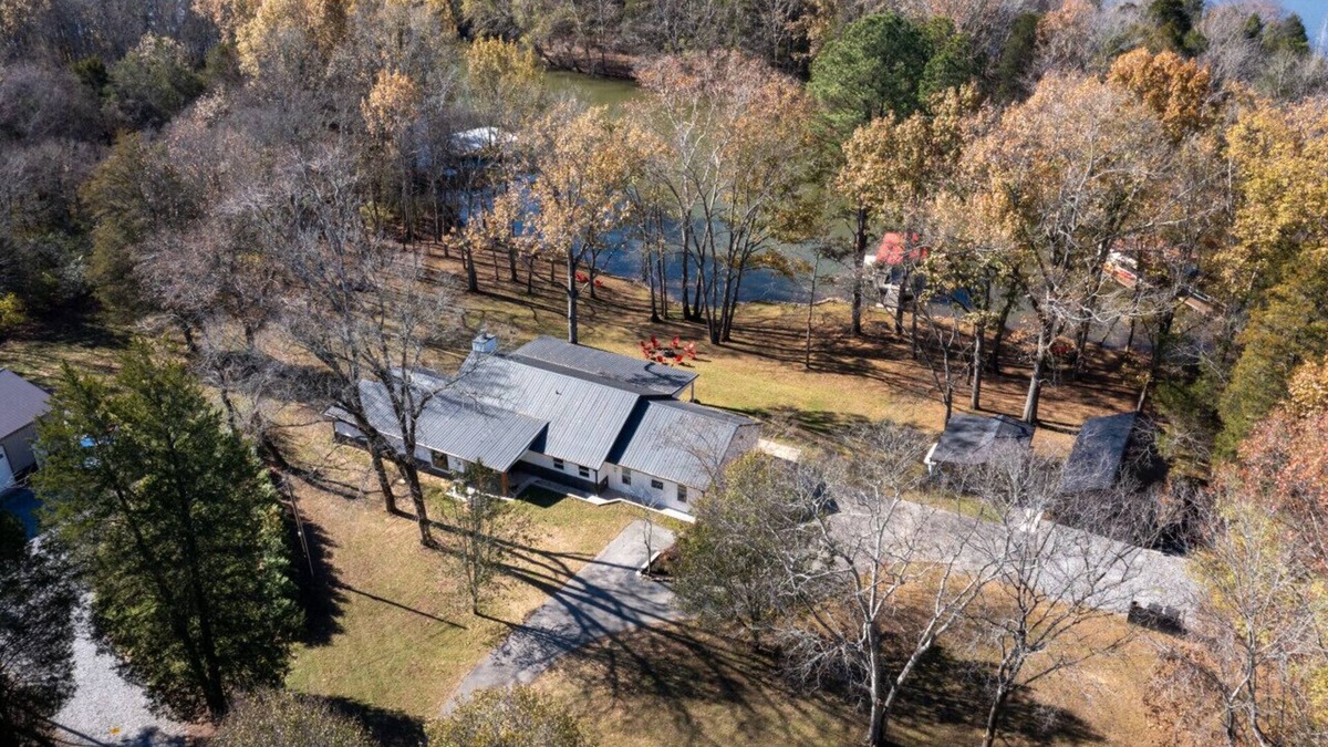 Gallatin House | Urban Rustic Lakeside Retreat with Dock, Sleeps 20