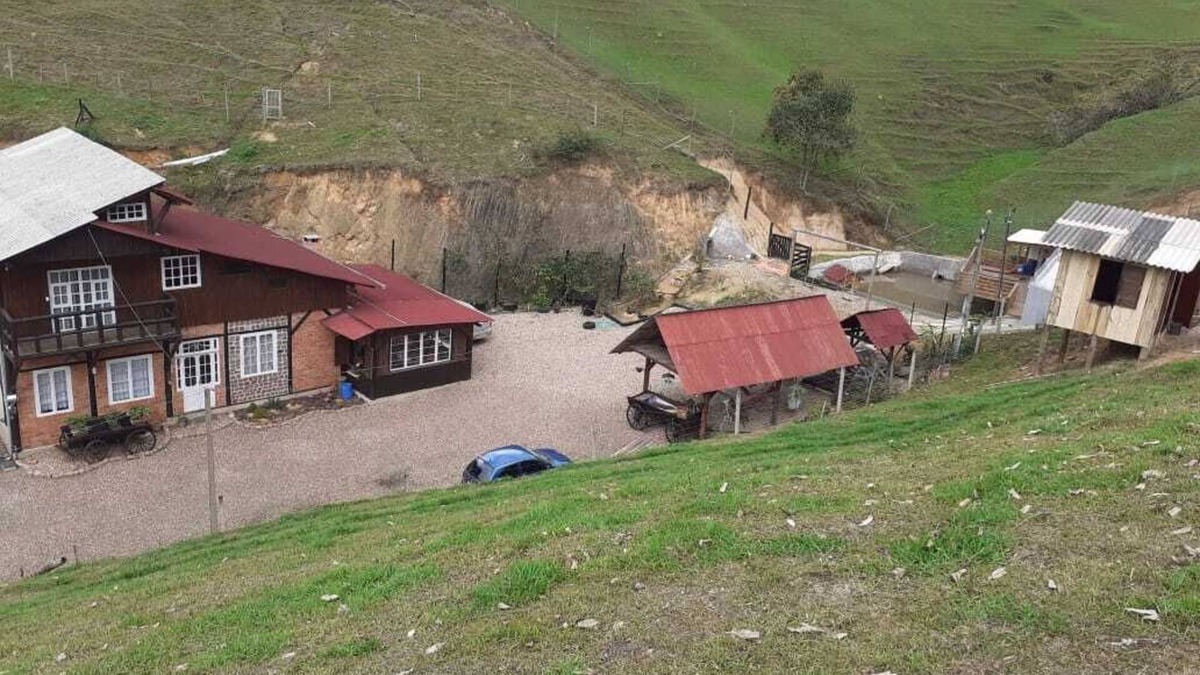 Estrada das Areias House | Urban site Amorinzópolis