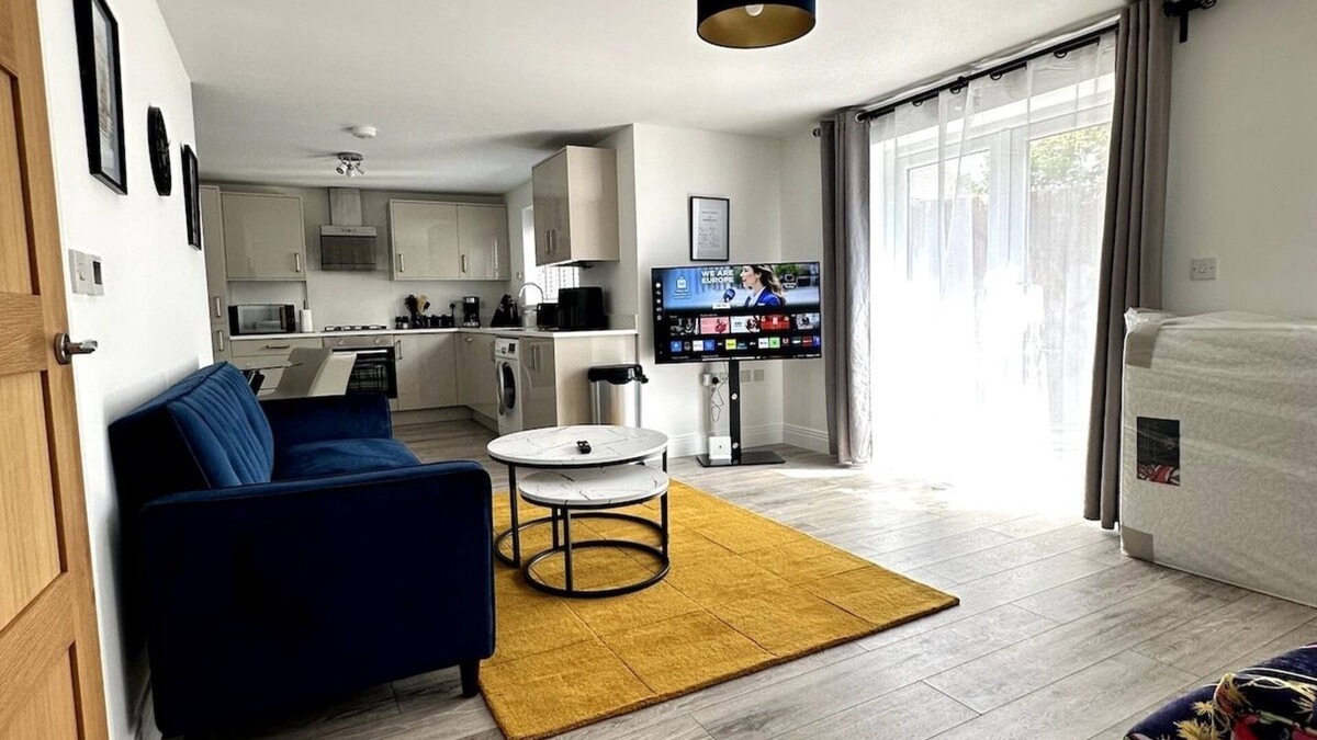Woking Apartment | Urban Stay 5 Guests Free Parking