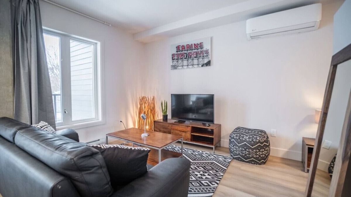 Pointe-de-Sainte-Foy Apartment | Urban Studio with Private Balcony and Gym